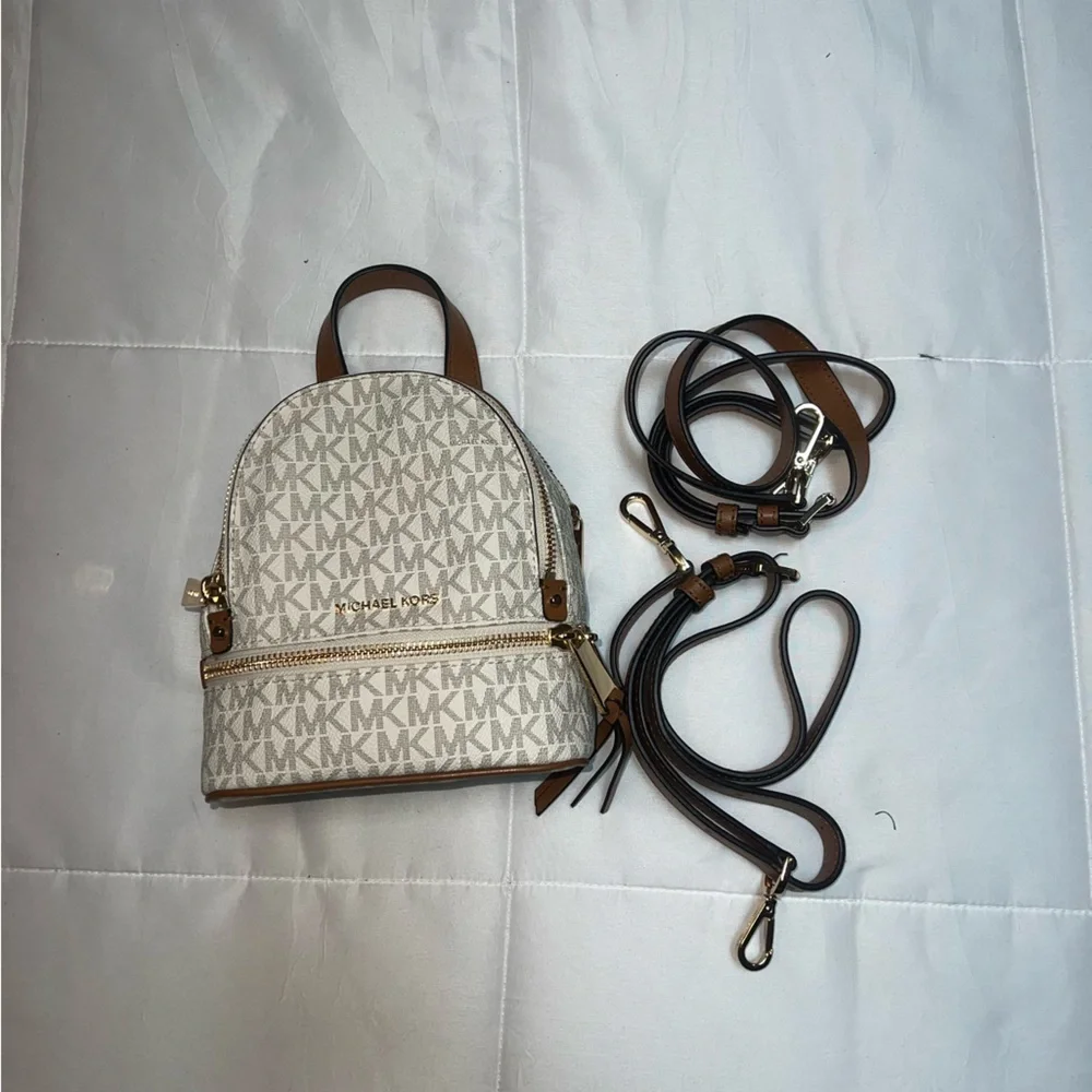 backpack - Picture 2 of 4